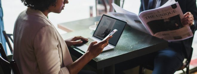 Travailleurs dans un café